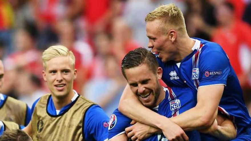 Sjurdsson y Sigthorsson celebran con sus compañeros el pase.