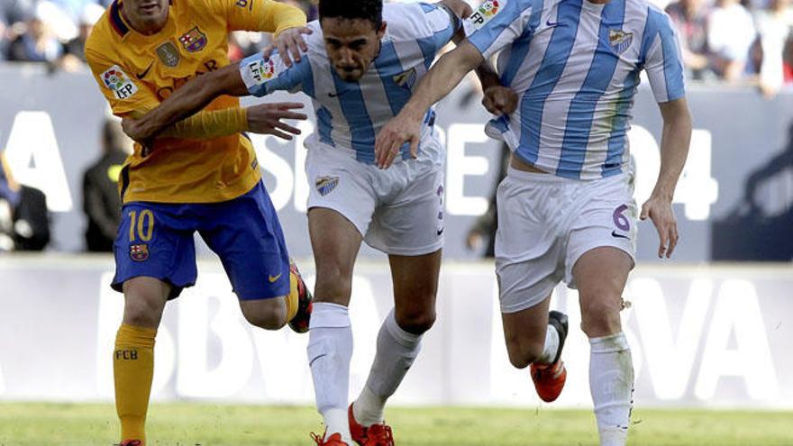 Weligton, entre Messi y Camacho, busca el balón.