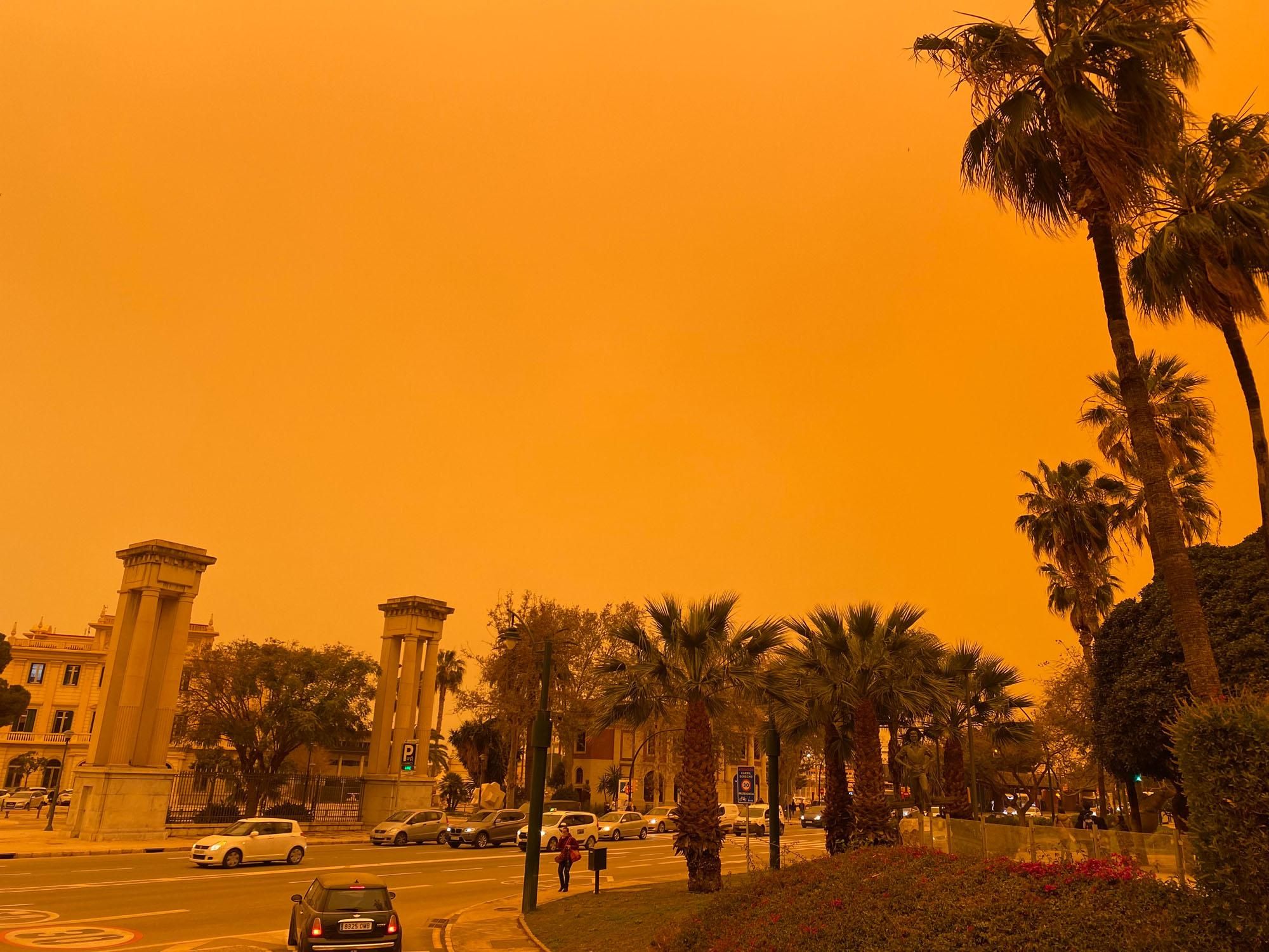 El cielo, teñido de naranja o casi rojo, desde distintos puntos del Centro de Málaga.