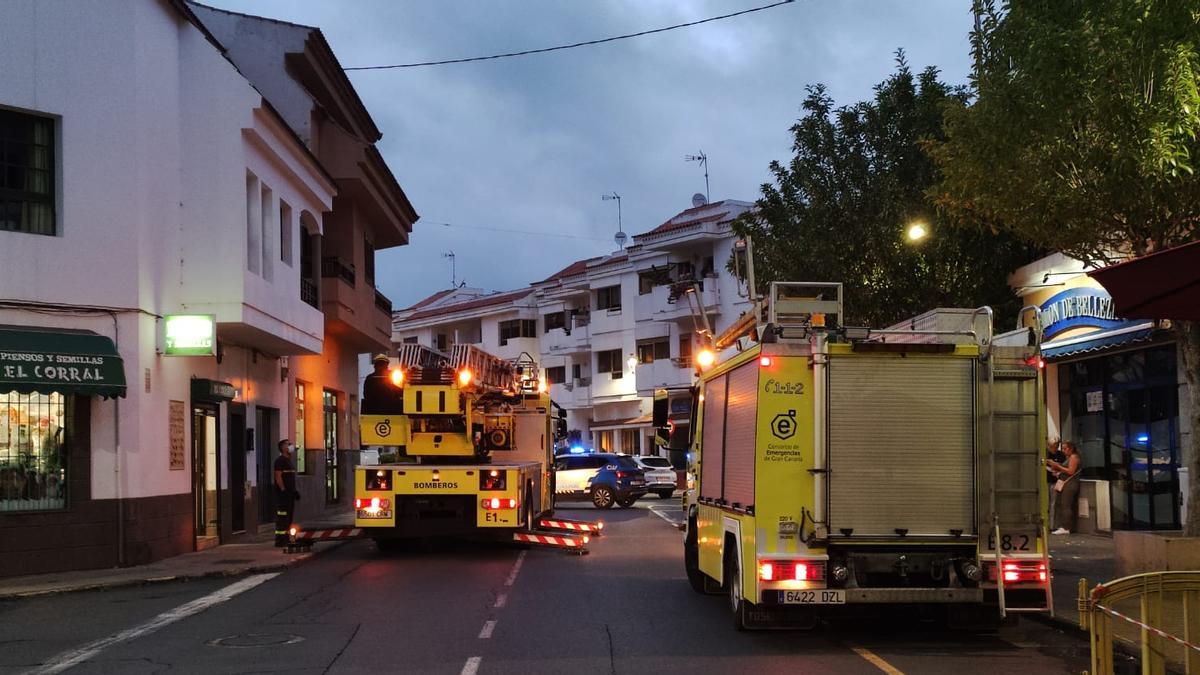 Los bomberos ayudan al traslado de un enfermo