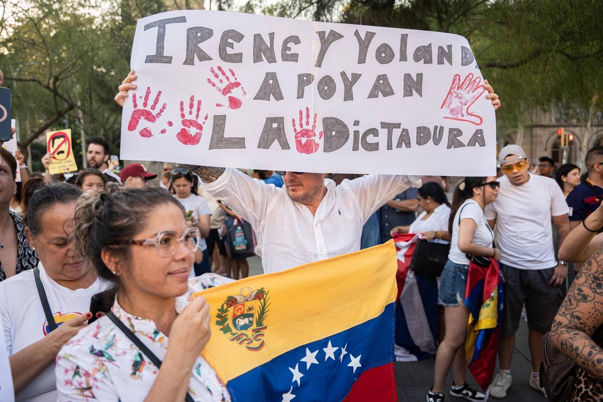 Barcelona. 03/08/2024. Internacional. Manifestación de venezolanos en Plaza Universitat por las elecciones del fin de semana pasado. AUTOR: Marc Asensio      Barcelona, Catalunya, España, Venezuela, venezolanos, manifestación, protesta, elecciones