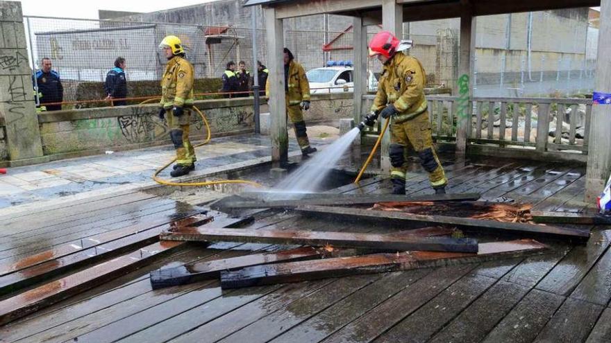 Una actuación de extinción de un fuego por los bomberos de Vilagarcía. // Noé Parga