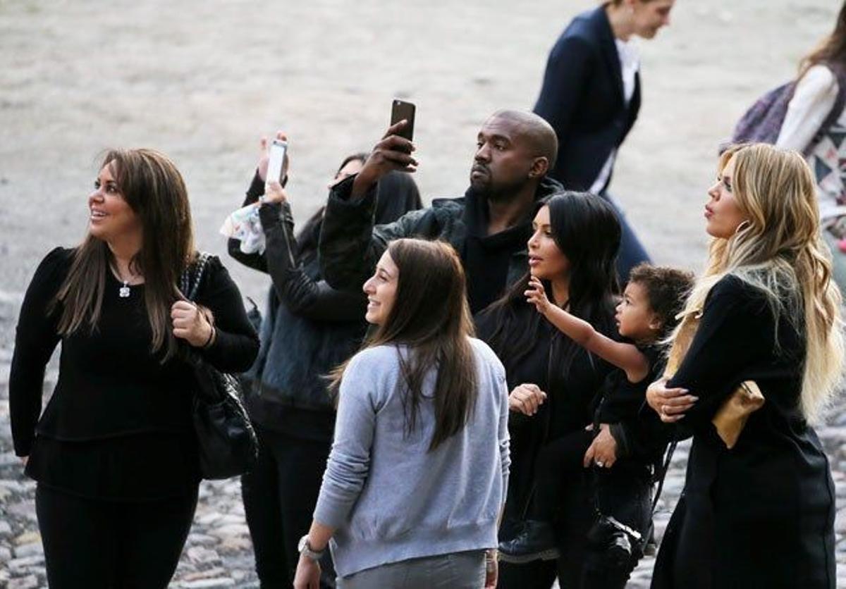 Kim Kardashian y la familia, tomando fotos