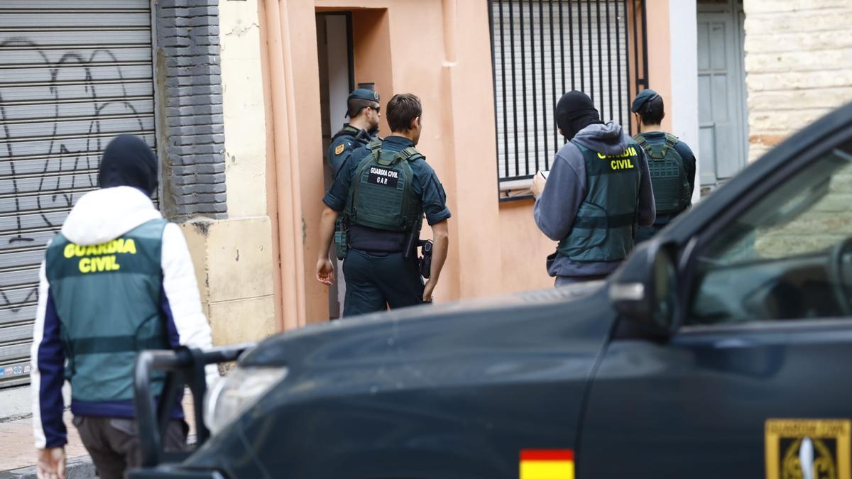 El Grupo Antiterrorista de la Guardia Civil registra un piso en Zaragoza