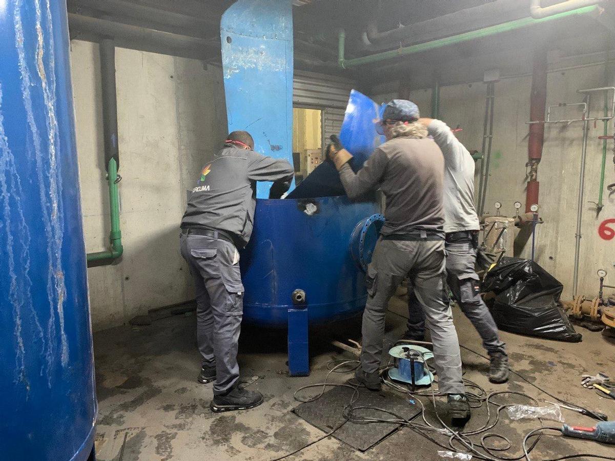 Los técnicos trabajan en la caldera de la piscina cubierta de Puente Genil.