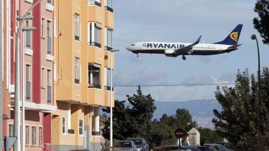 Un avión sobrevuela Torrellano antes de aterrizar.