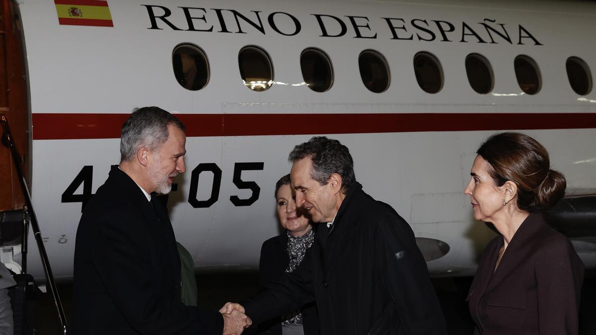 El rey Felipe VI saluda al embajador español en Grecia, Carles Casajuana, a su llegada a Atenas.