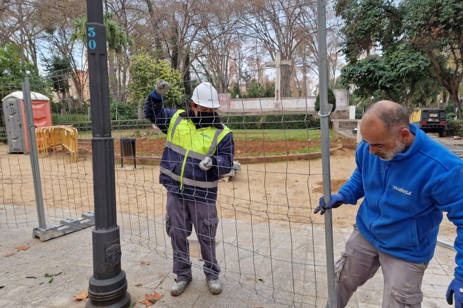 Comienzan los trabajos en el Parque Ribalta para retirar la cruz