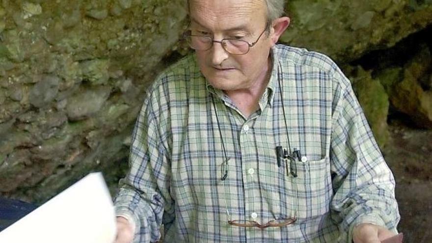 Javier Fortea, durante una de las campañas en la cueva de El Sidrón.