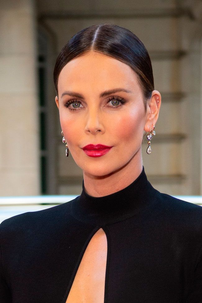 Charlize Theron y el peinado con coleta baja para chicas de pelo corto -  Woman