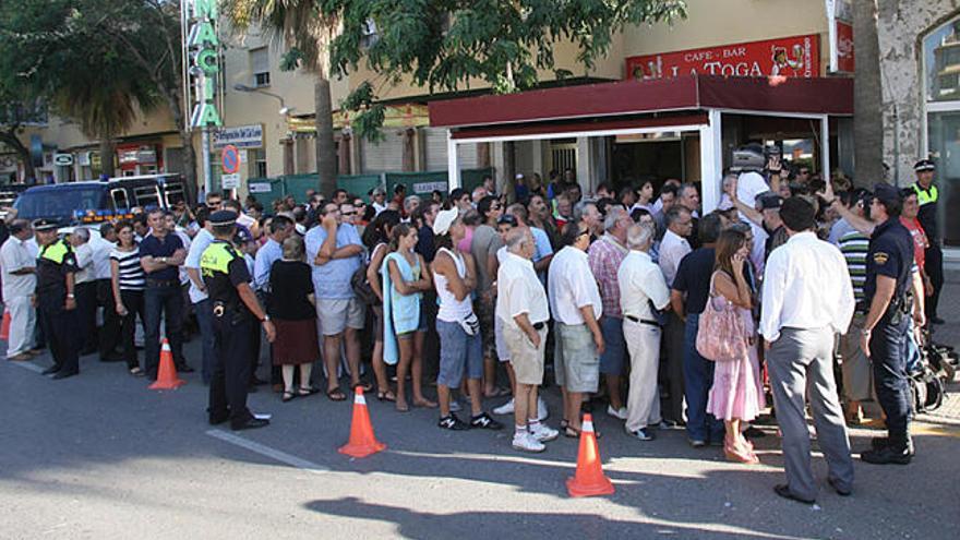 ´Astapa´. Vecinos concentrados en la puerta de los juzgados.