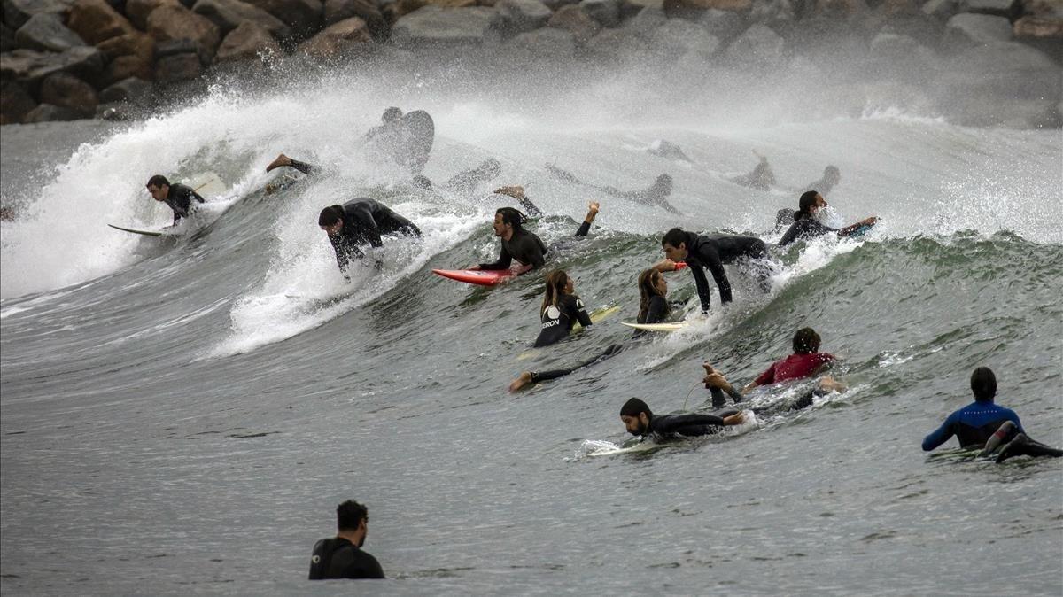 zentauroepp53366994 people surf on a beach reopened for sport activities after t200509121200