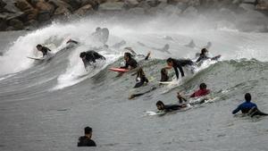 zentauroepp53366994 people surf on a beach reopened for sport activities after t200509121200