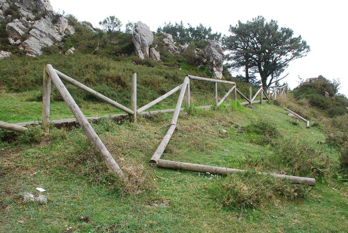 La barandilla deribada en el acceso al Mirador del Fitu.