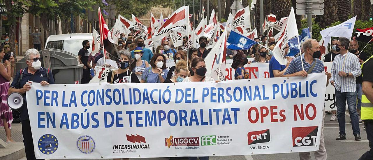 Manifestación organizada ayer por la coordinadora de los afectados y los sindicatos. | PILAR CORTÉS