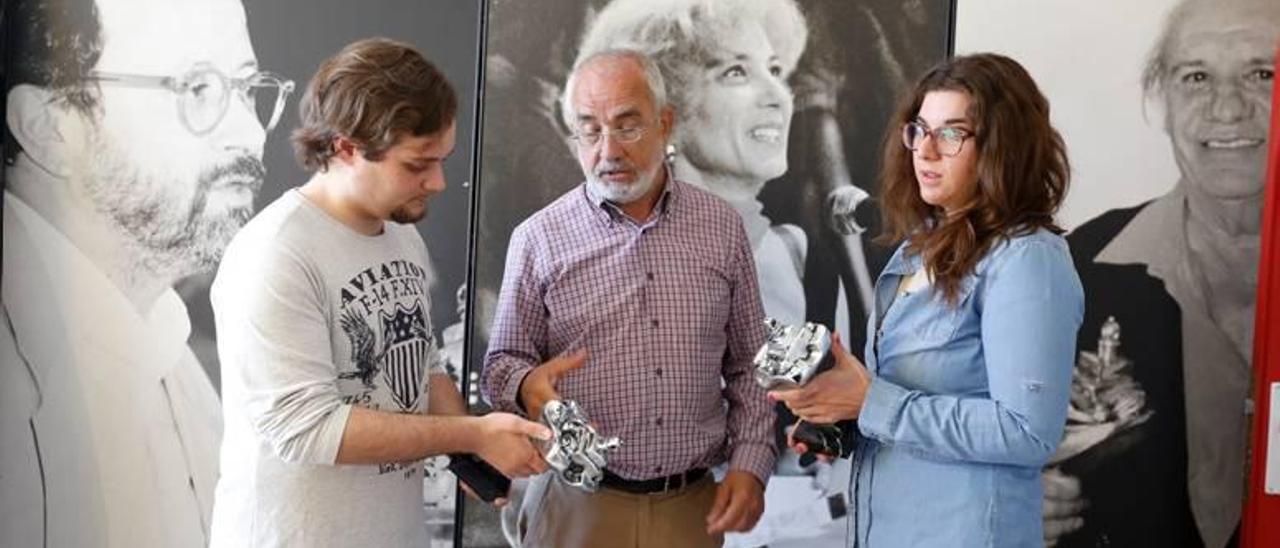 Javier Pascual, junto a los impulsores de la iniciativa, Marina Blanco y Julián López