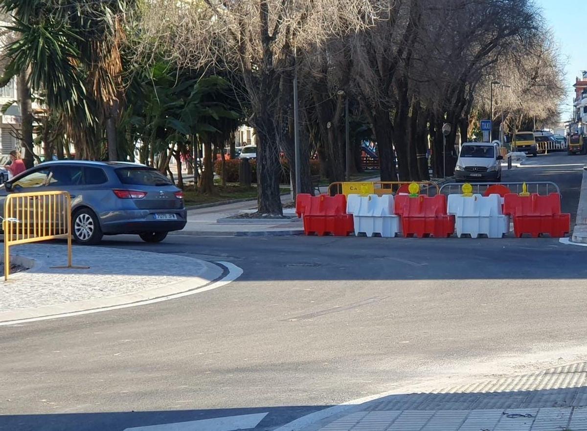 Un vehículo transita por un itinerario alternativo ante los diferentes cortes en la avenida Fuente Nueva