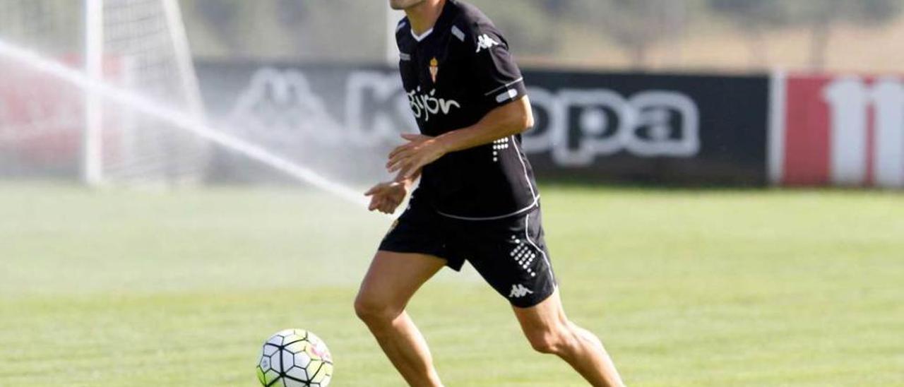 Isma López conduce el balón durante un entrenamiento de esta pretemporada en Mareo.