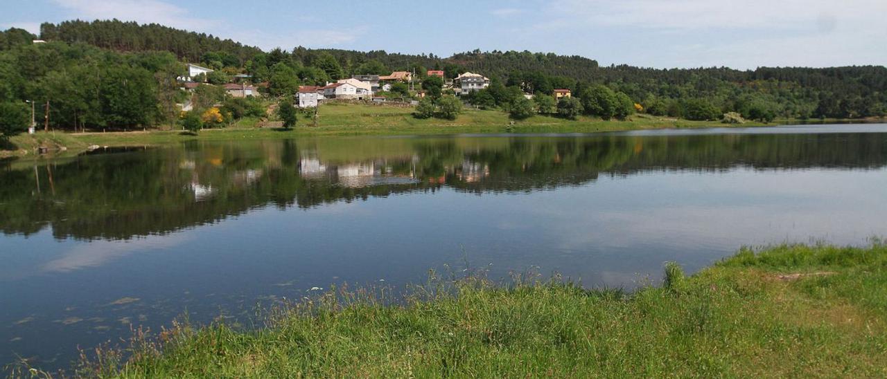 El embalse de Cachamuíña, en Pereiro de Aguiar, en la jornada de ayer. |   // IÑAKI OSORIO