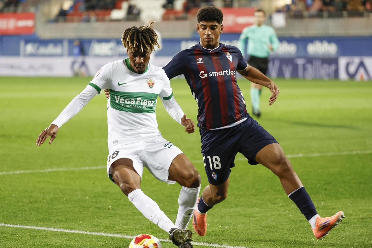 John Chetauya protege el balón ante Adu Ares