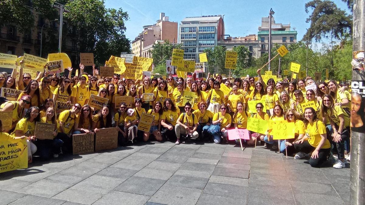 Grup de treballadores d'escoles bressol de Manresa i el Bages que han fet vaga i han anat a la manifestació de Barcelona