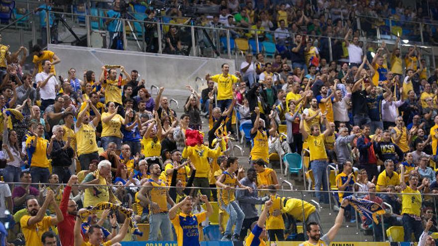 La afición del Herbalife celebra el pase de su equipo a la final de la pasada Supercopa, celebrada en el Arena.