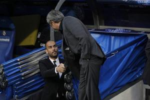 Mourinho saluda Guardiola abans de començar el partit al Santiago Bernabéu.