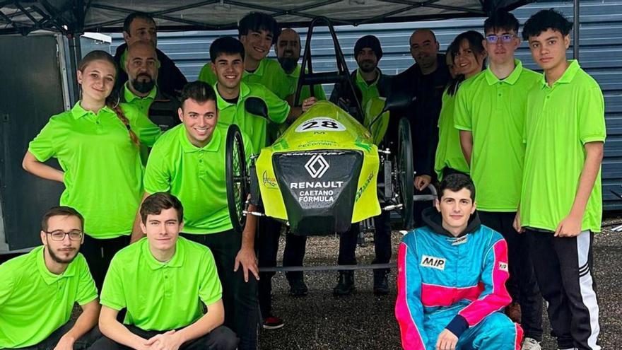 Estudiantes de Automoción con su coche de carreras.