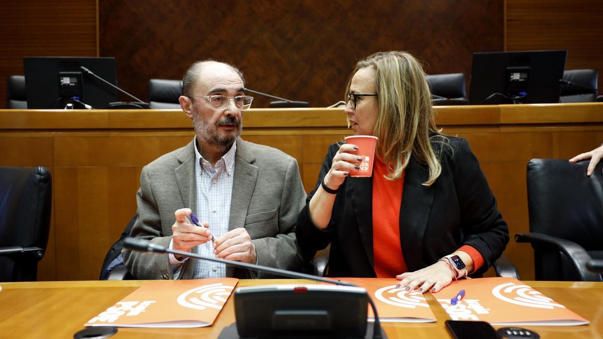 Javier Lambán y Mayte Pérez, en la reunión del grupo parlamentario de este viernes.