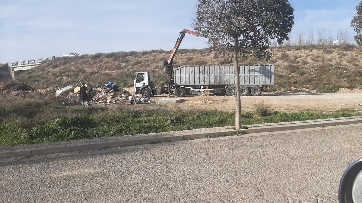 Trabajos de limpieza en el vertedero de María de Huerva.