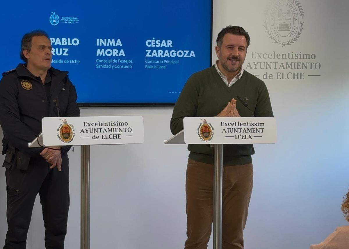 César Zaragoza y el alcalde, Pablo Ruz, en la comparecencia de este miércoles.