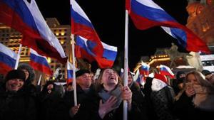 Manifestantes rusos con banderas de este país.