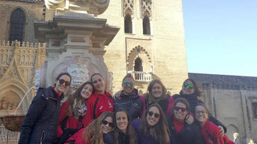 Las jugadoras del JS Hotels Ciutat Cide se hicieron un selfie en Sevilla.