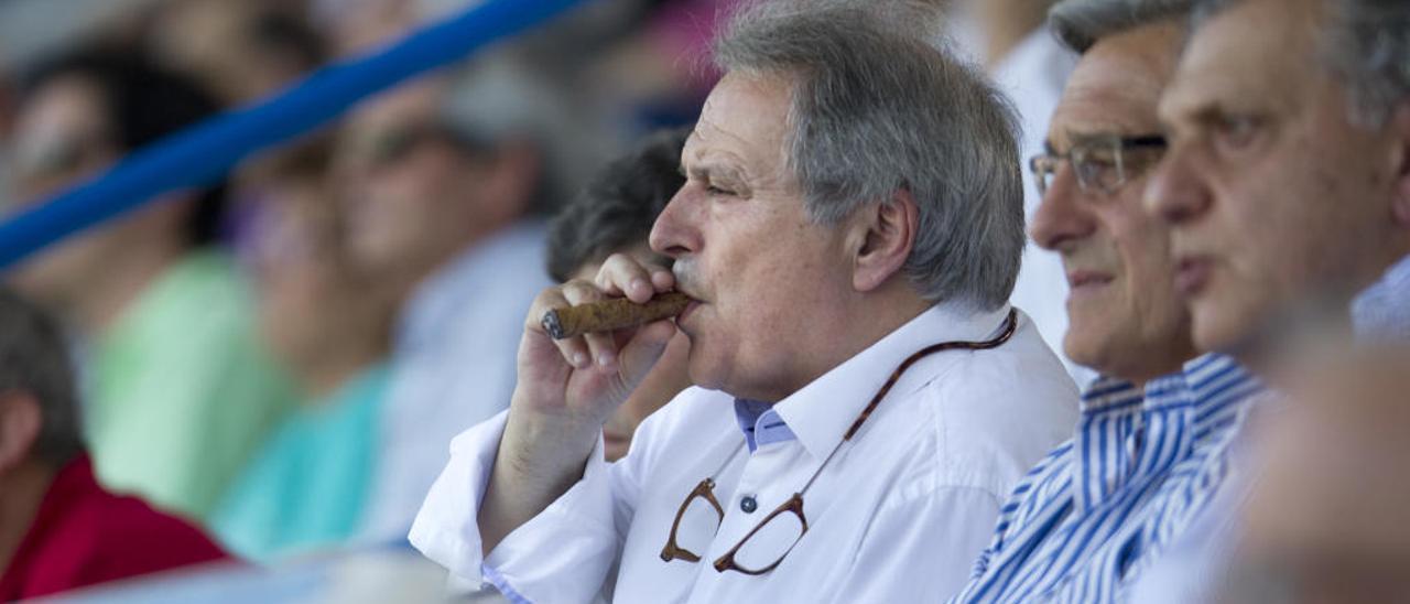 Alfonso Rus se fuma un puro en un partido del Olímpic de Xàtiva.