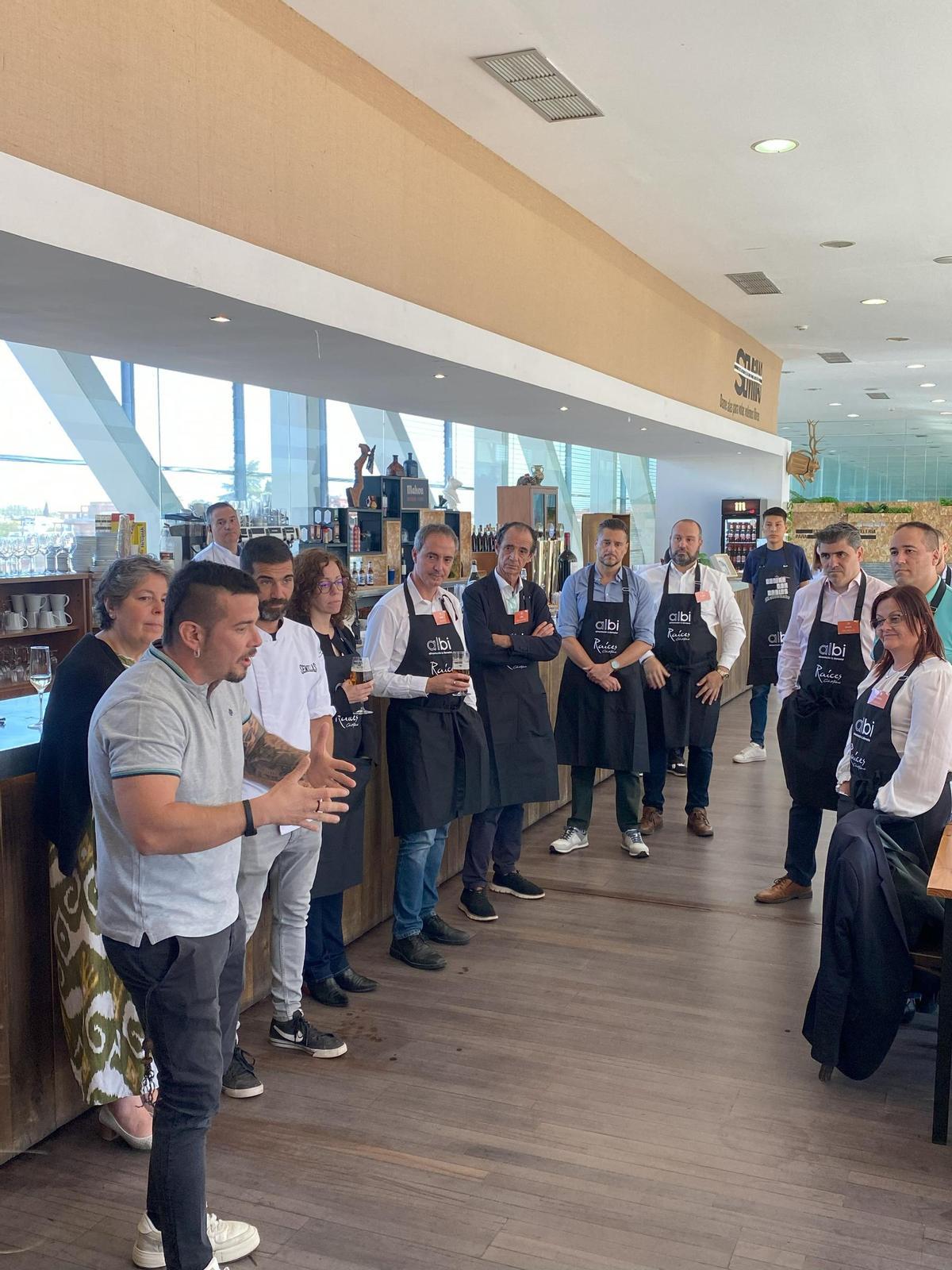 El chef Carlos Maldonado comparte con los asistentes su visión gastronómica y social durante la visita a la escuela Semillas