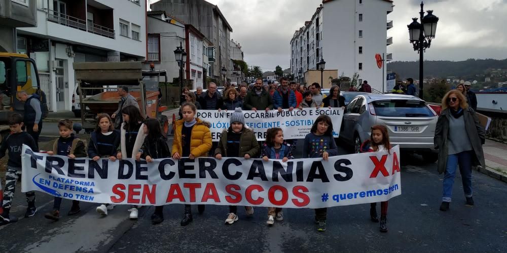 Protesta en Pontedeume para exigir mejoras en el tren entre A Coruña y Ferrol