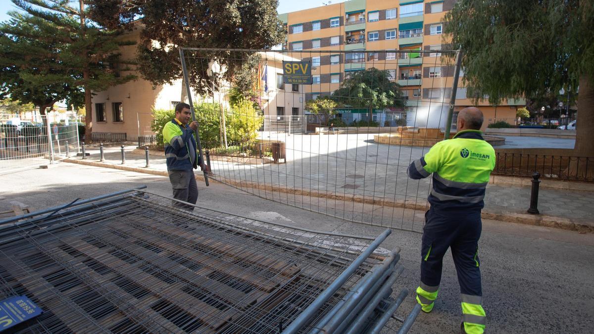 Los operarios colocan las vallas antes de comenzar las obras en Picanya.