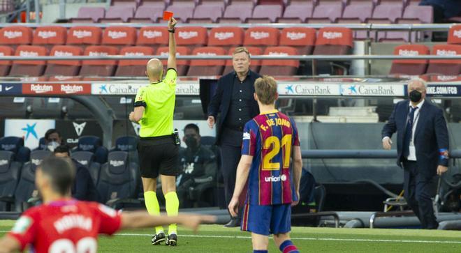 Koeman, expulsado ante el Granada en el partido en el que el Barça dejó escapar el título de Liga