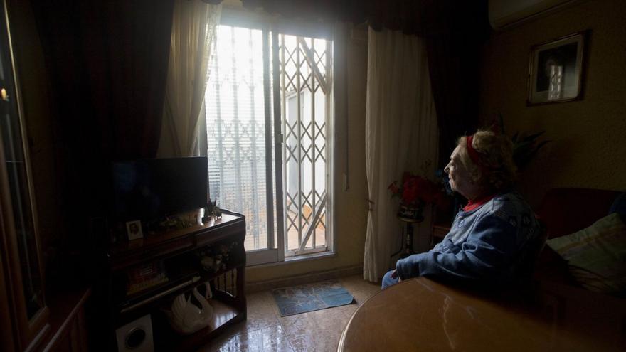 Imagen de archivo de Loli, una mujer mayor que vive sola en València. | FERNANDO BUSTAMANTE