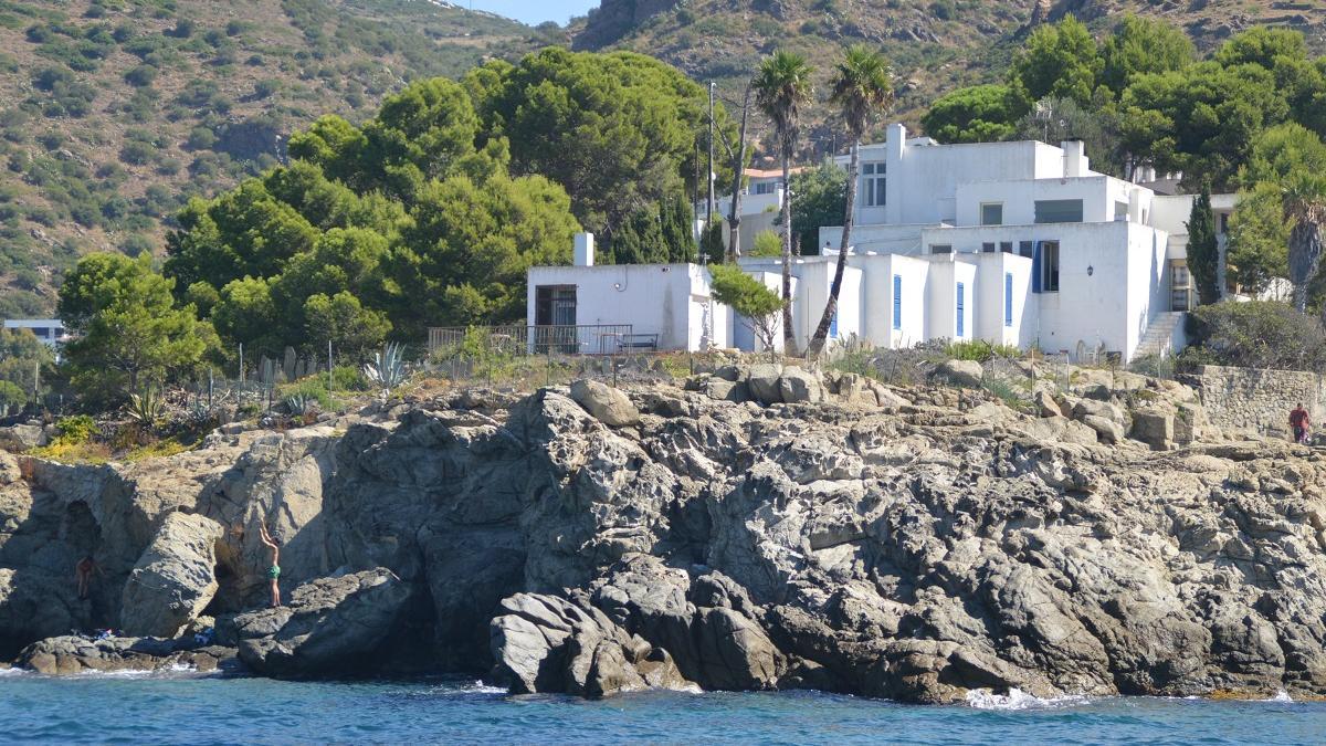La Casa Rozes de la punta de l'Almadrava de Roses, vista des del mar.