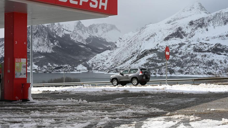 Los restos del temporal mantienen cortada aún una carretera en Castilla y León