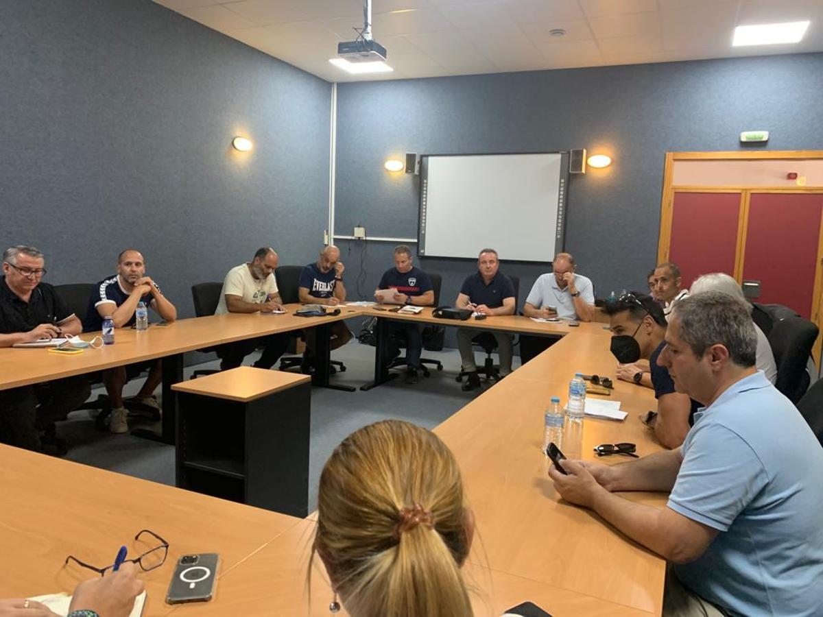 Reunión de ayer entre sindicatos y el nuevo consejero de Emergencias, Antonio Luengo.