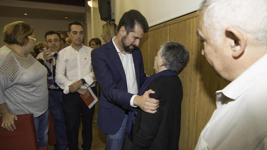 Luis Tudanca saluda a la viuda de un militante histórico del PSOE de Benavente.