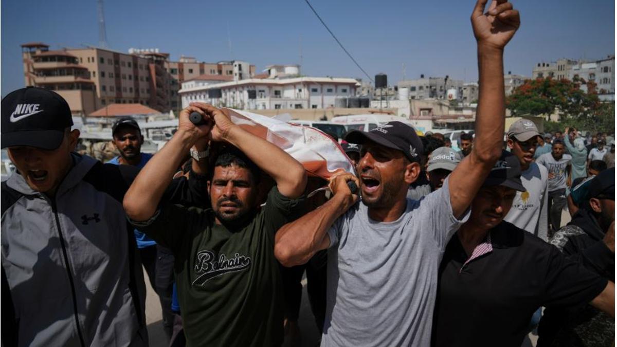 Palestinos transportan un cadáver en Gaza.