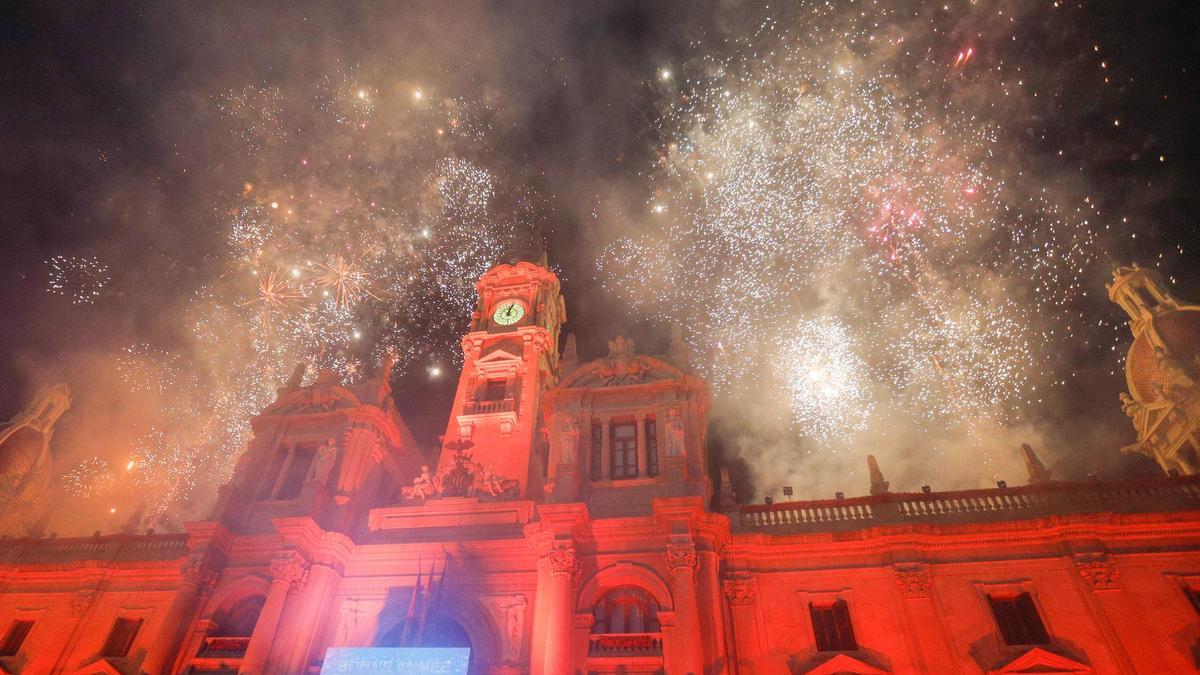 La fachada municipal tendrá pirotecnia todos los sábados