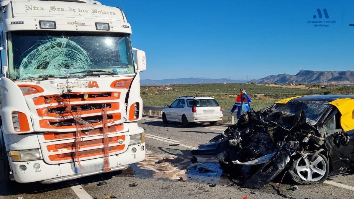 Imagen del accidente de tráfico en el que fallecieron tres personas en la carretera A-355 a su paso por Coín.