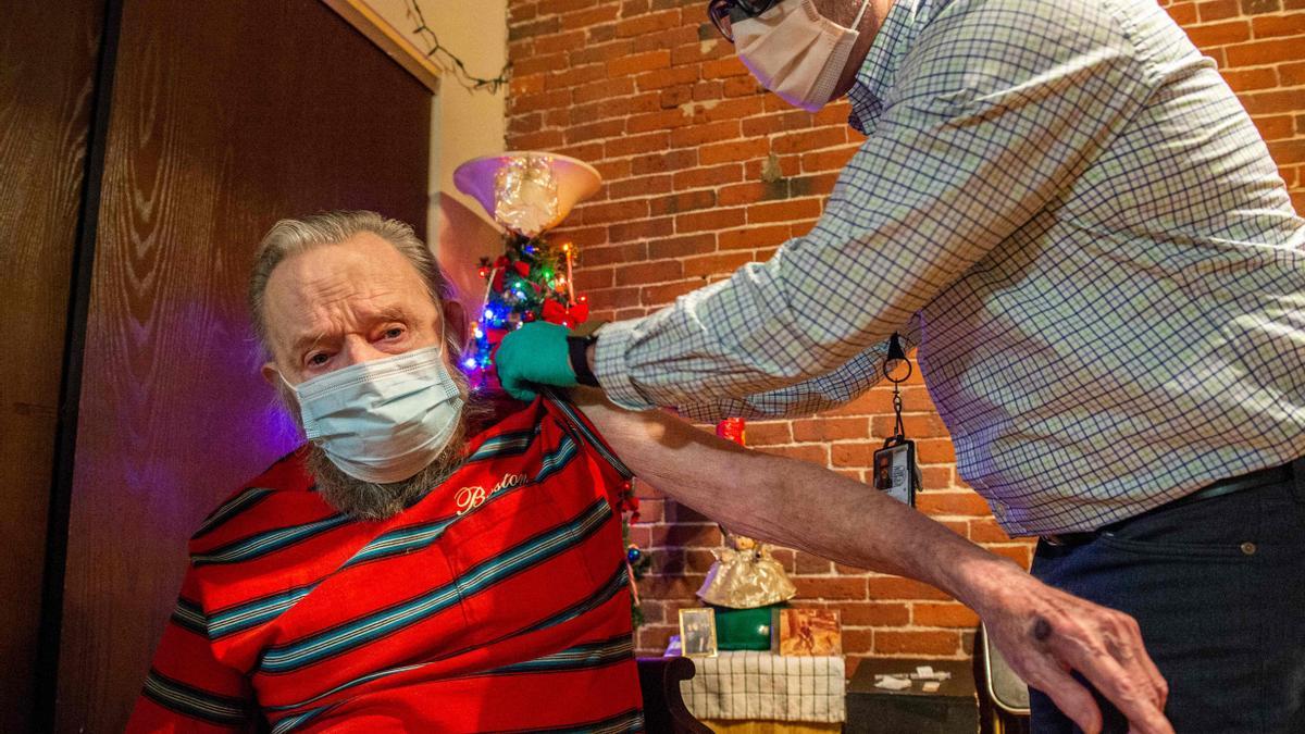 Un sanitario administra la vacuna de Johnson&amp;Johnson a un veterano del ejército de EEUU de 81 años.