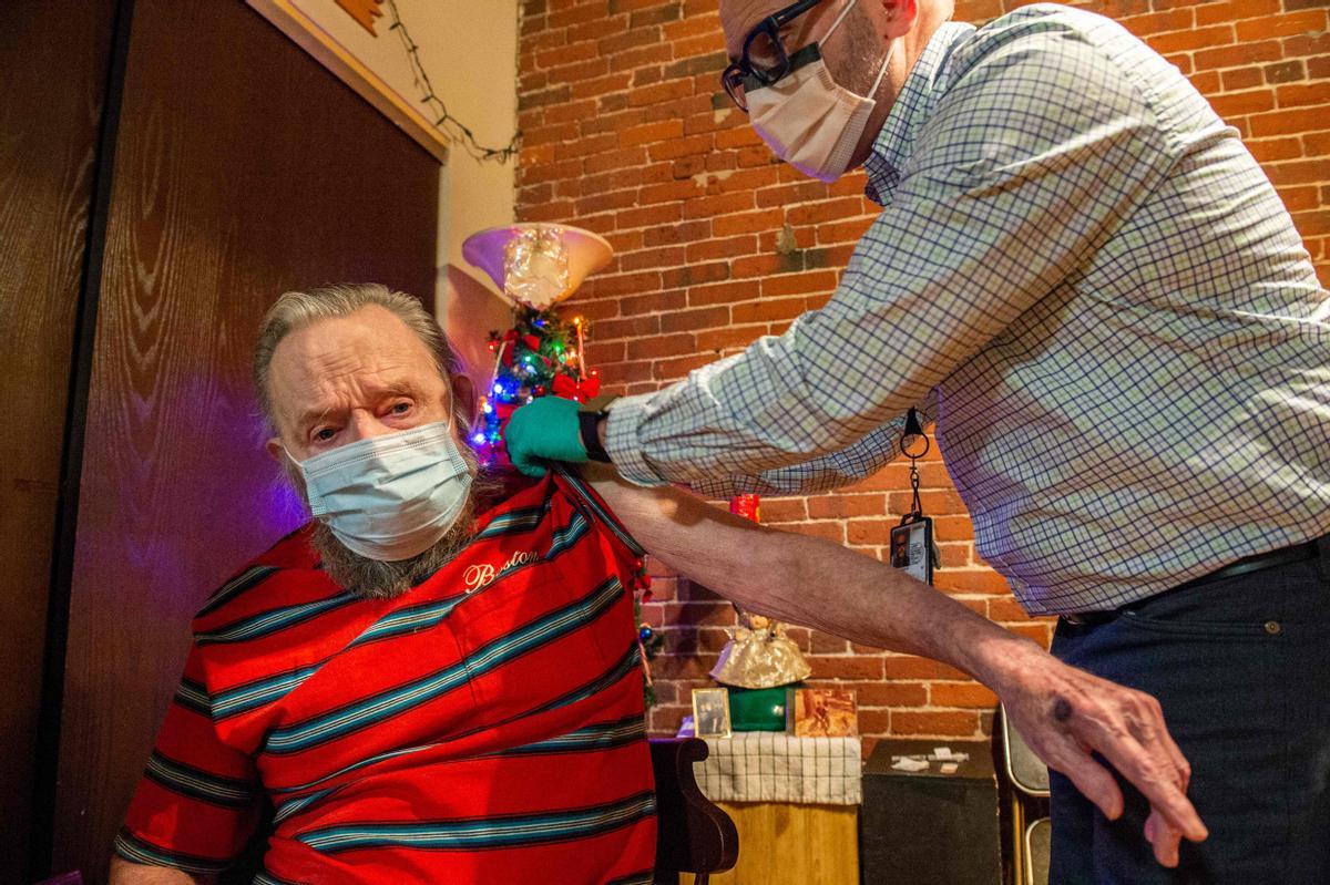 Un sanitario administra la vacuna de Johnson&Johnson a un veterano del ejército de EEUU de 81 años.