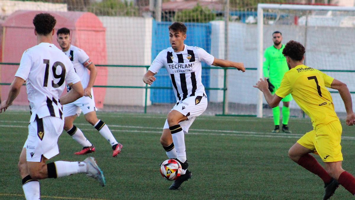 Rubén Murcia, del Castellón B, conduce el balón en el Marquina.