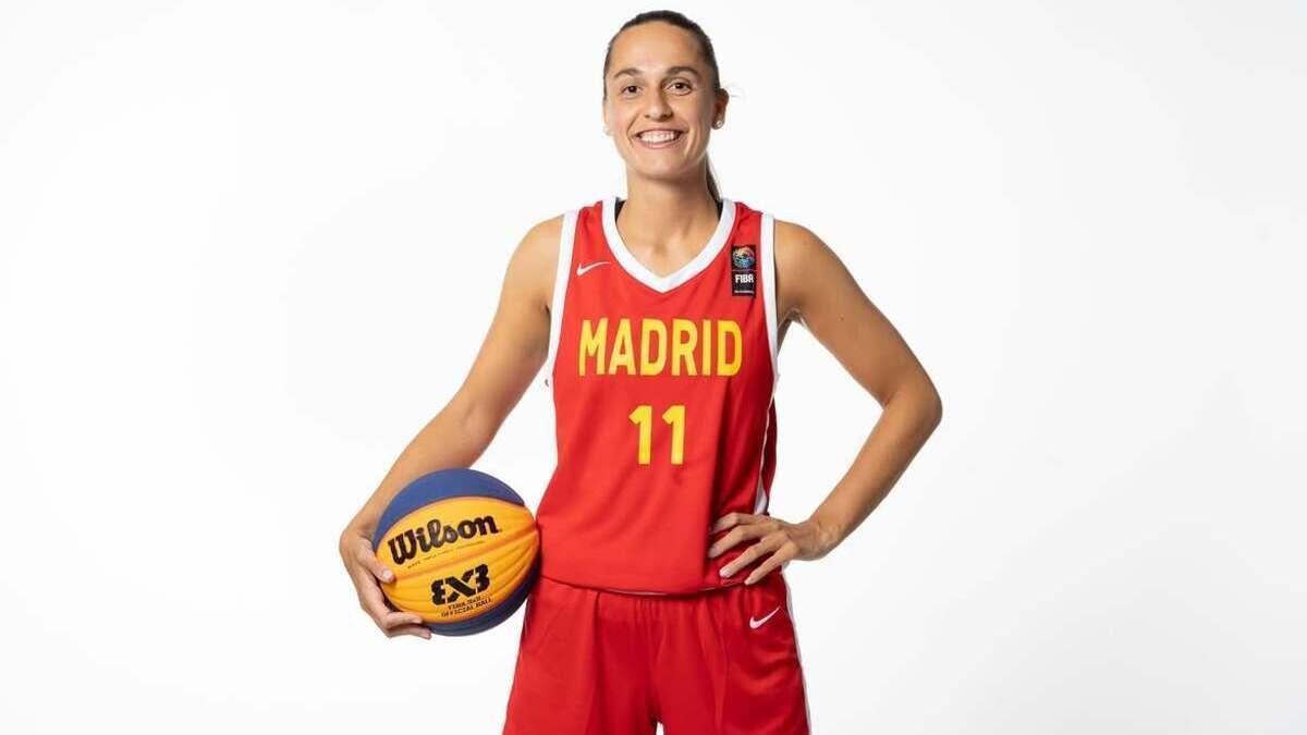 La compostelana Blanca Millán con la camiseta de la selección española 3x3
